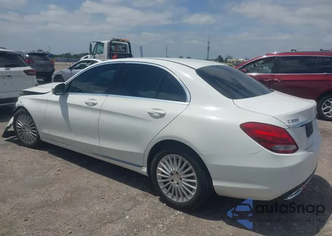 2017 Mercedes-Benz C 300 Luxury/Sport z USA, uszkodzony, nr VIN 55SWF4JB6HU186221